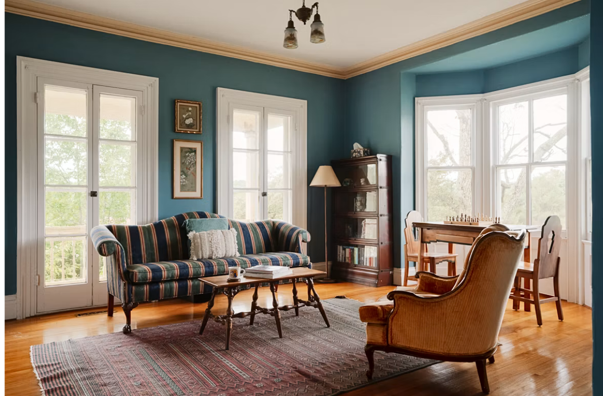 Living room with bay window before